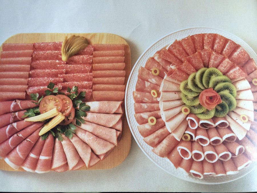 Украшение из колбасы