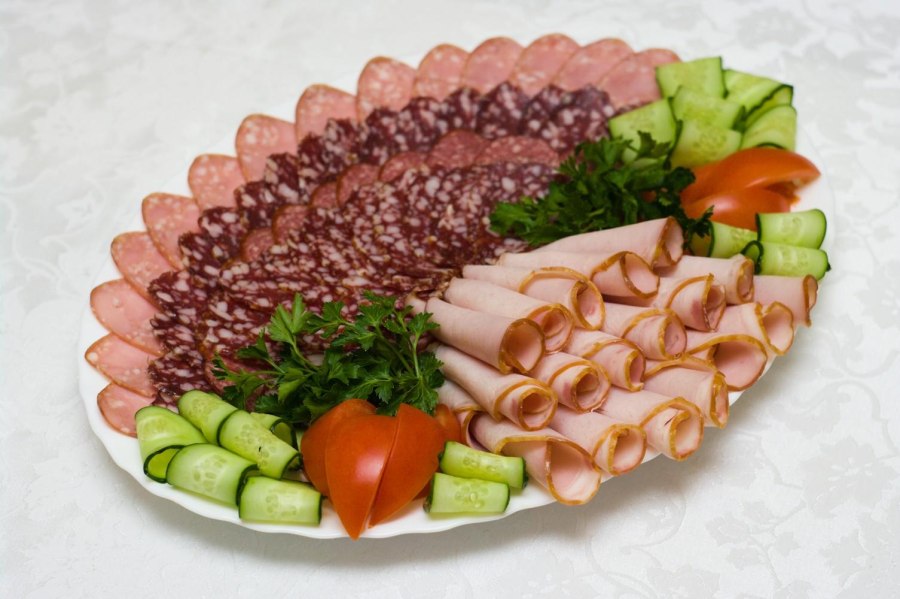 Красивая мясная нарезка