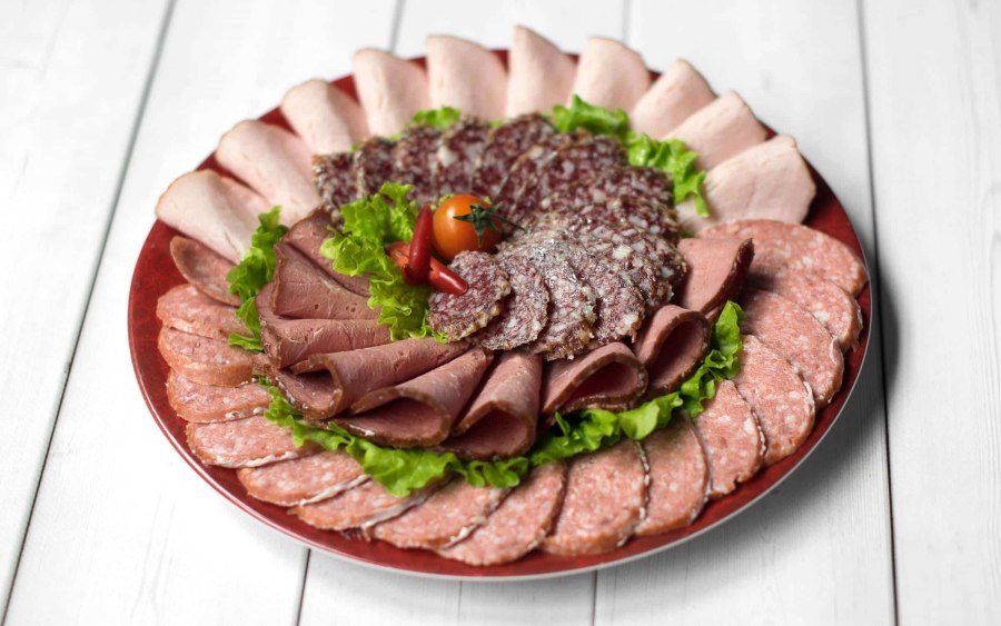 Мясная тарелка украсить