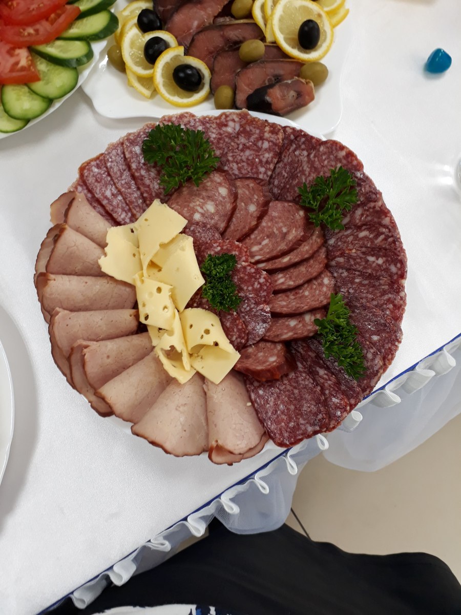 Нарезка колбасы и сыра
