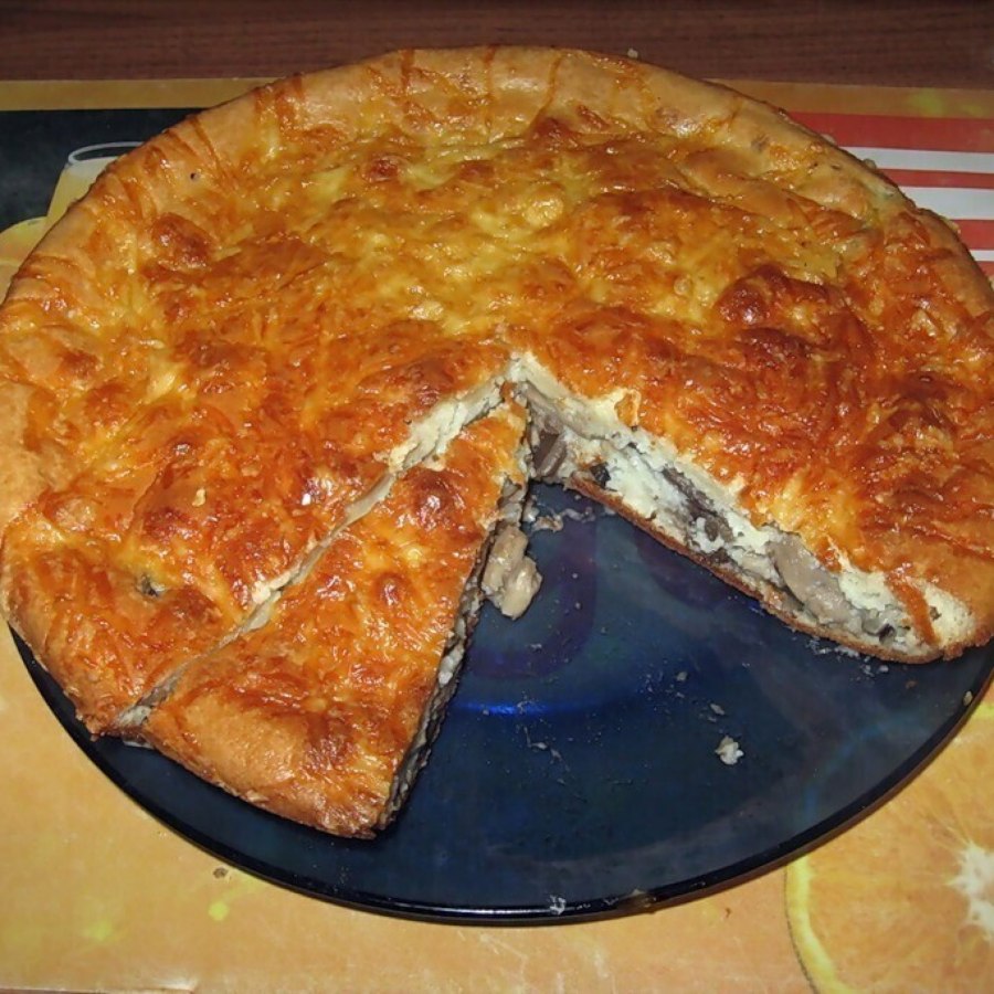 Заливной пирог с луком и яйцом