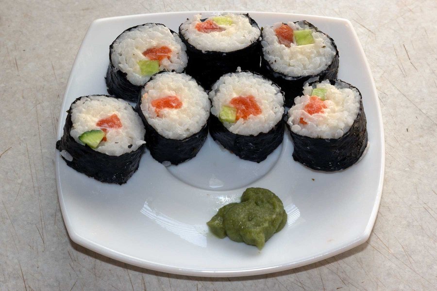 Роллы с красной рыбой и огурцом