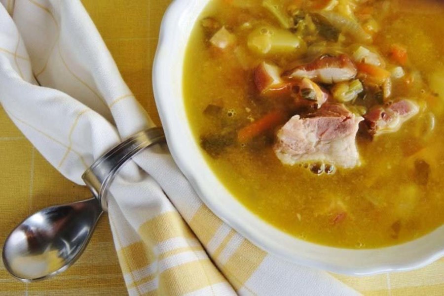 Суп с консервированным зеленым горошком и курицей и рисом