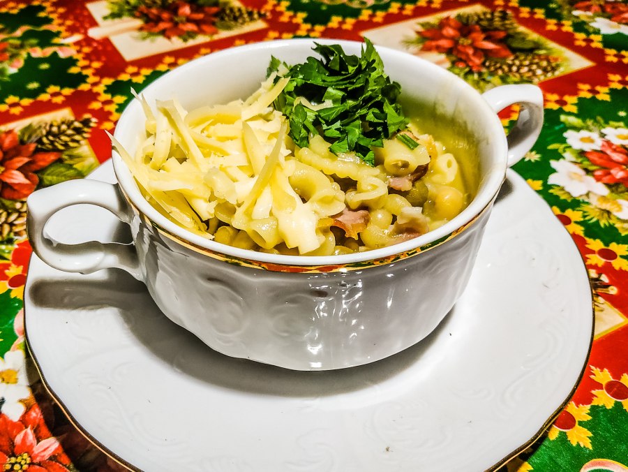 Суп с беконом и зеленым горошком