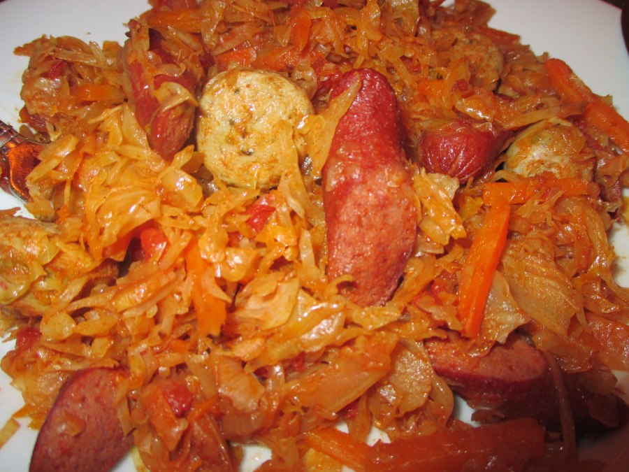 Жареная капуста с сосисками