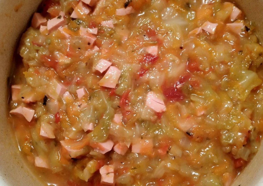 Солянка из капусты с сардельками