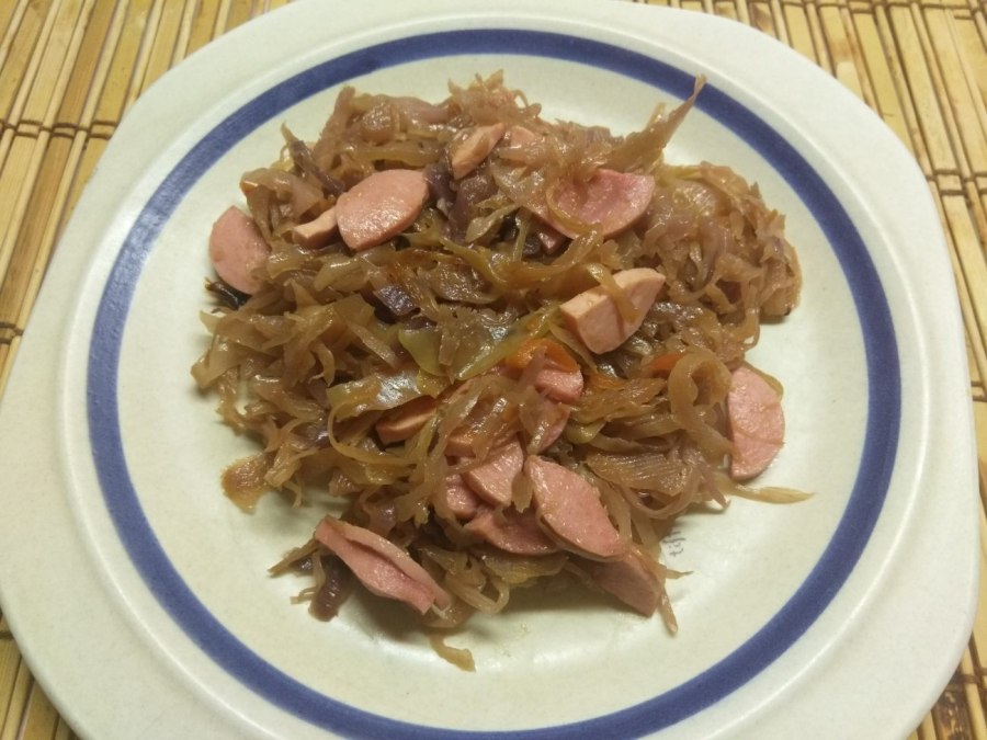 Солянка из квашеной капусты с сосисками