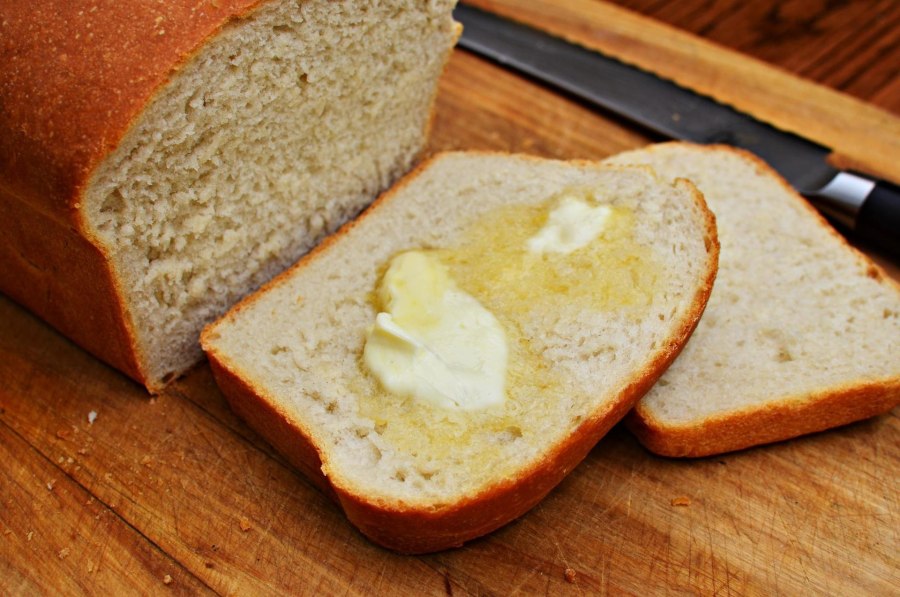 Черный хлеб с маслом