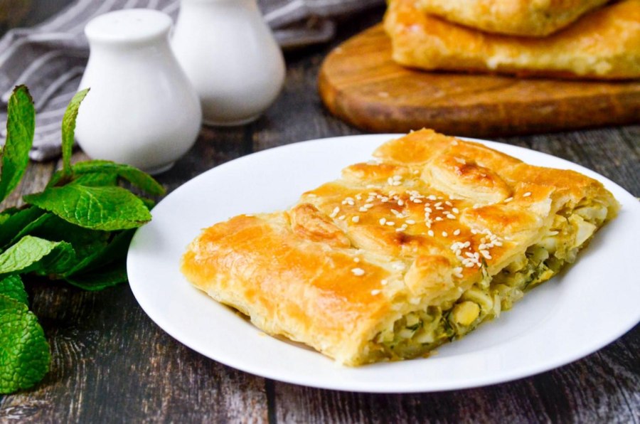 Слоеные пирожки с капустой