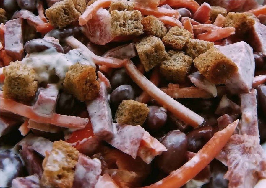 Салат с кириешками