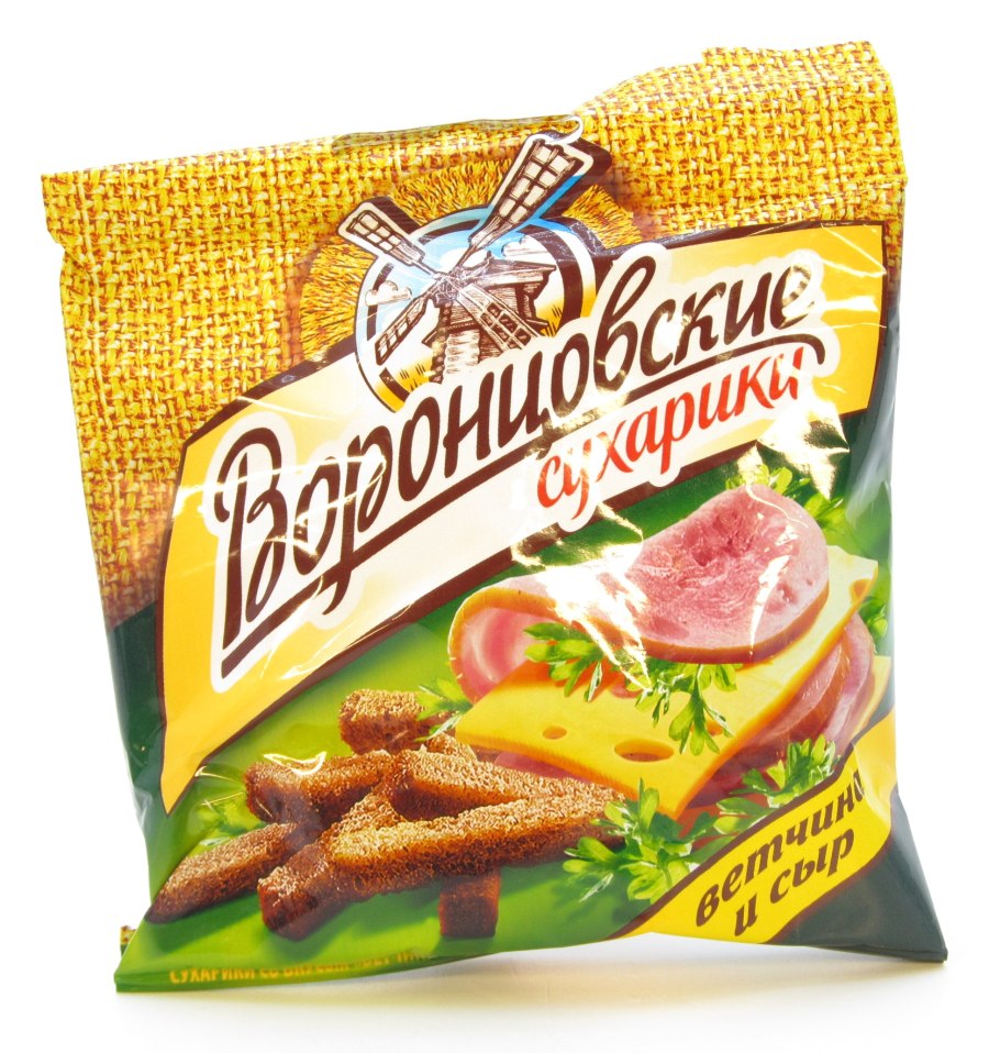 Салат с красной фасолью и кириешками и колбасой