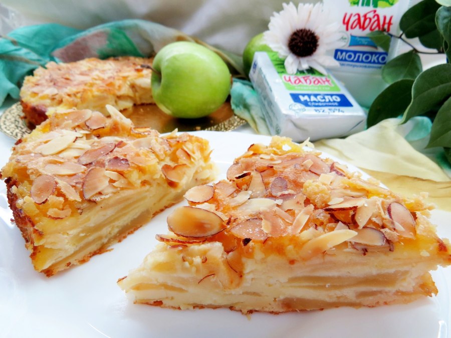 Яблочный пирог с миндальными лепестками