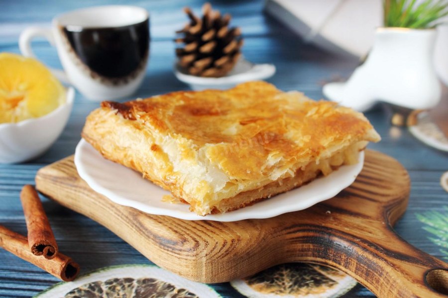 Пирог с яблоком и корицей