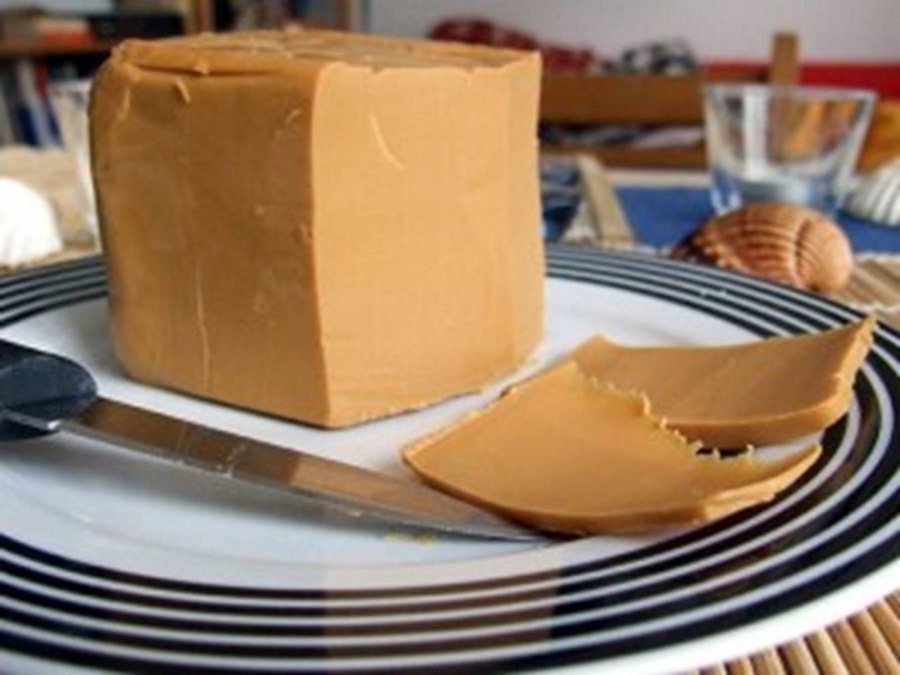 Норвежский козий сыр коричневый