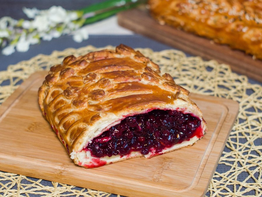 Песочный пирог с чёрной смородирой