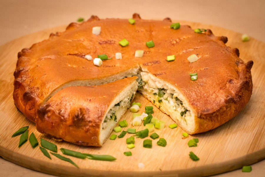 Пирог с зеленым луком и яйцом