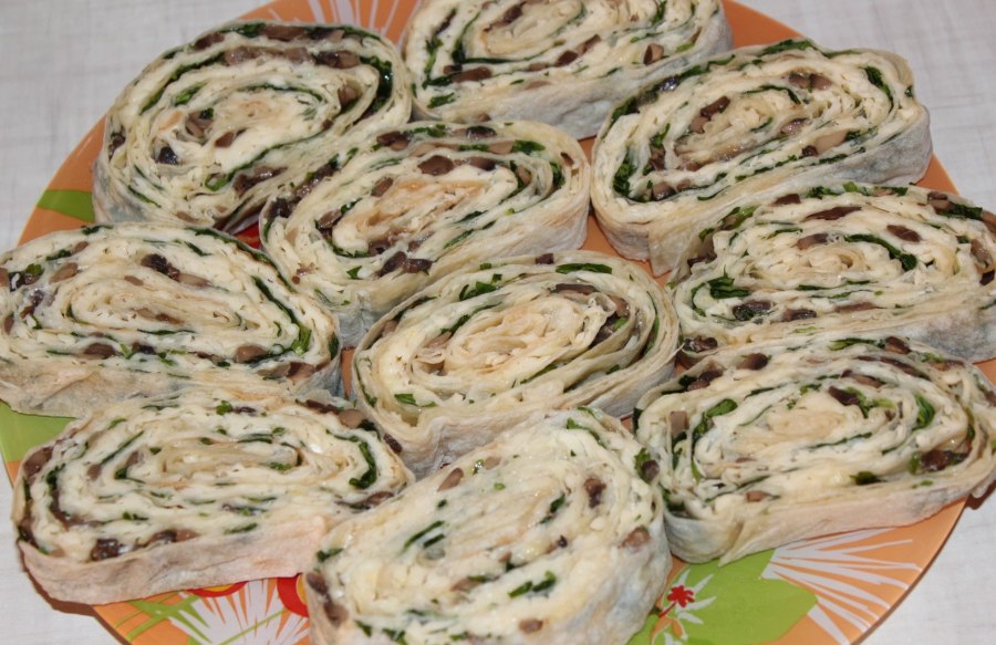 Рулет из лаваша с грибами и сыром