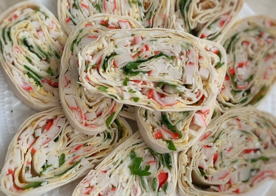 Рулет из лаваша с крабовыми палочками и яйцом и сыром