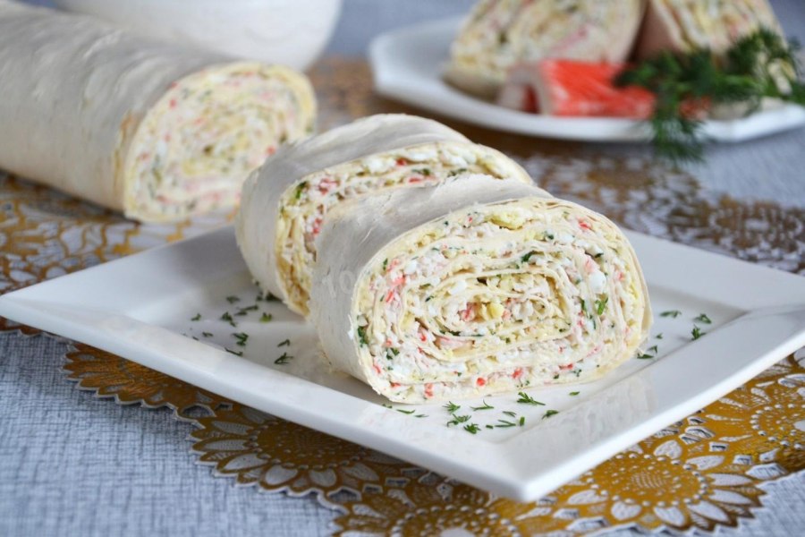 Рулет из лаваша с крабовыми палочками и яйцом