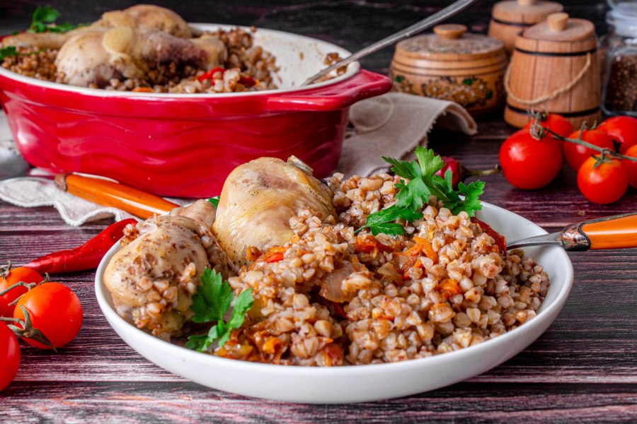 Гречка по-купечески с курицей на сковороде