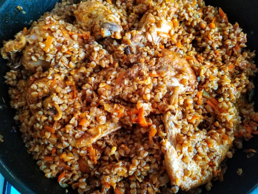 Гречка по-купечески с курицей на сковороде