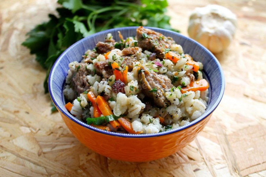 Перловая крупа с тушенкой