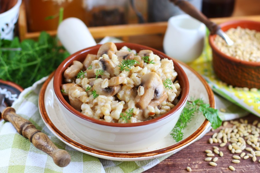 Перловая каша с луком и морковью