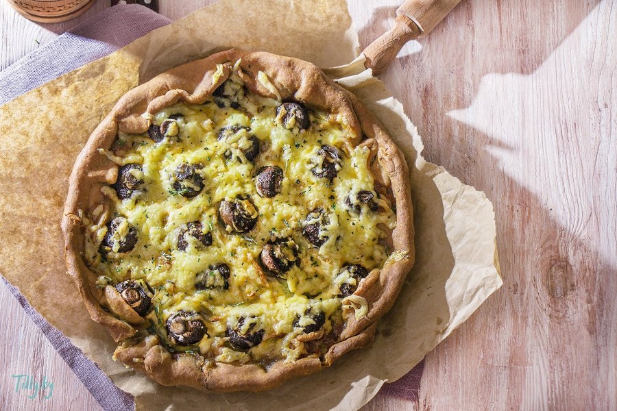 Пирог с грибами и сыром