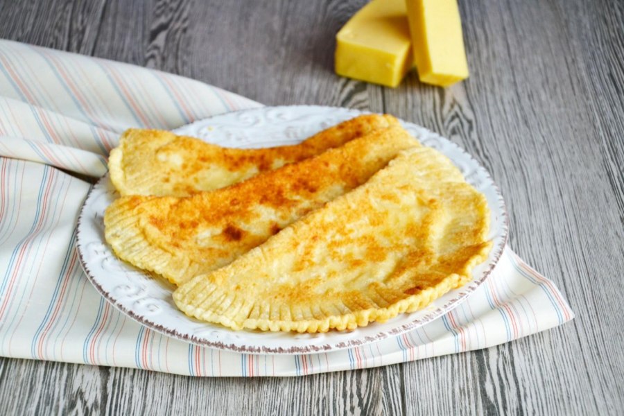 Чебуреки на тарелке