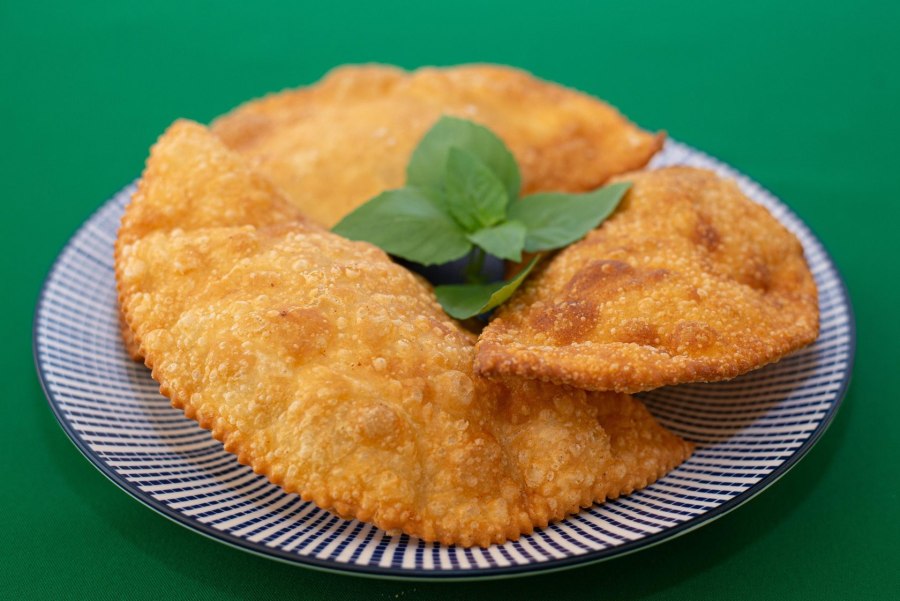 Чебуреки на блюде