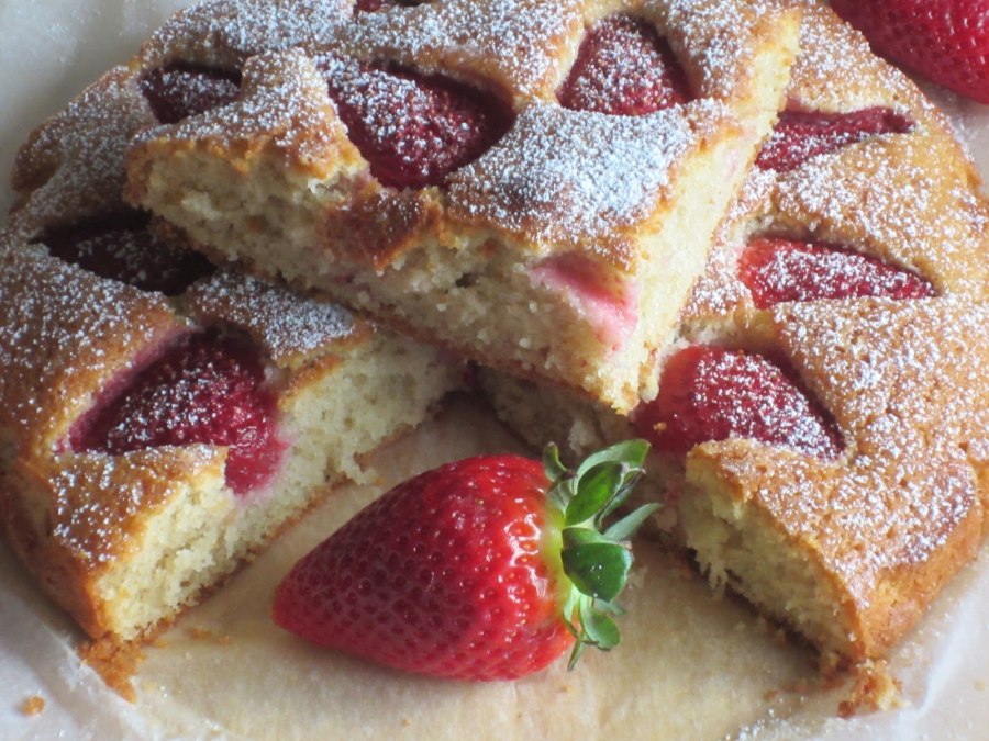 Шарлотка с малиной