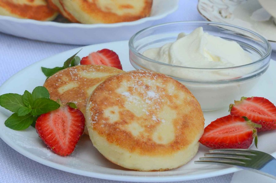 Сырник творожный с изюмом