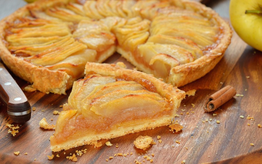Пирог с яблоком и корицей