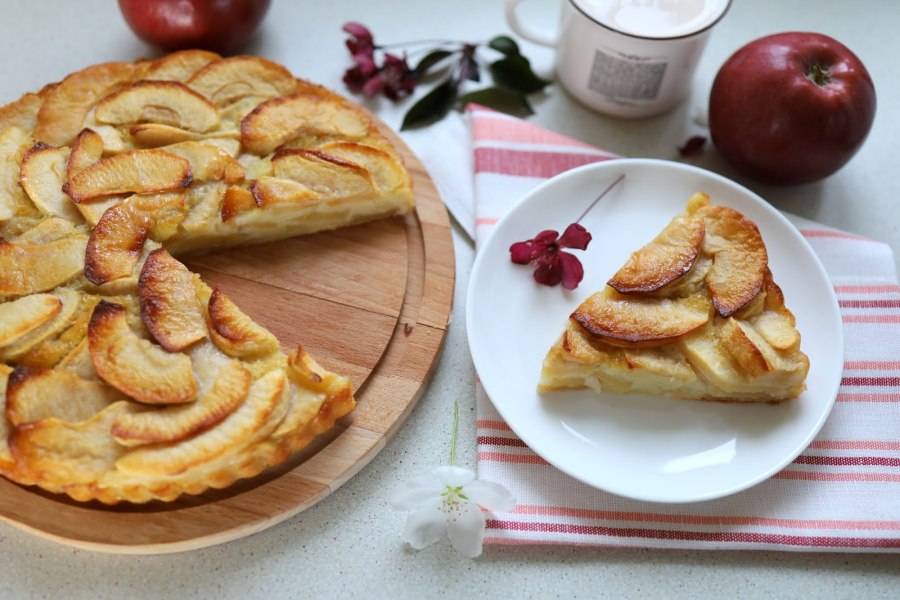 Открытый французский пирог с яблоками