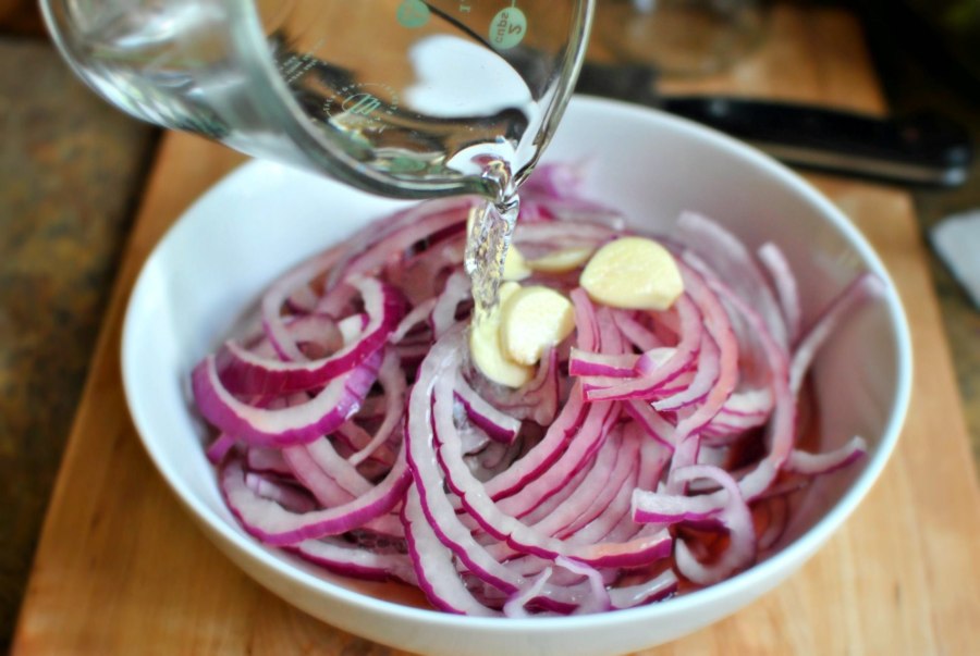 Маринованный лук в уксусе