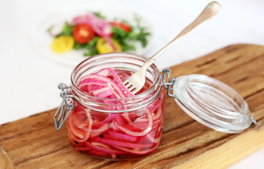 Репчатый красный лук маринованный