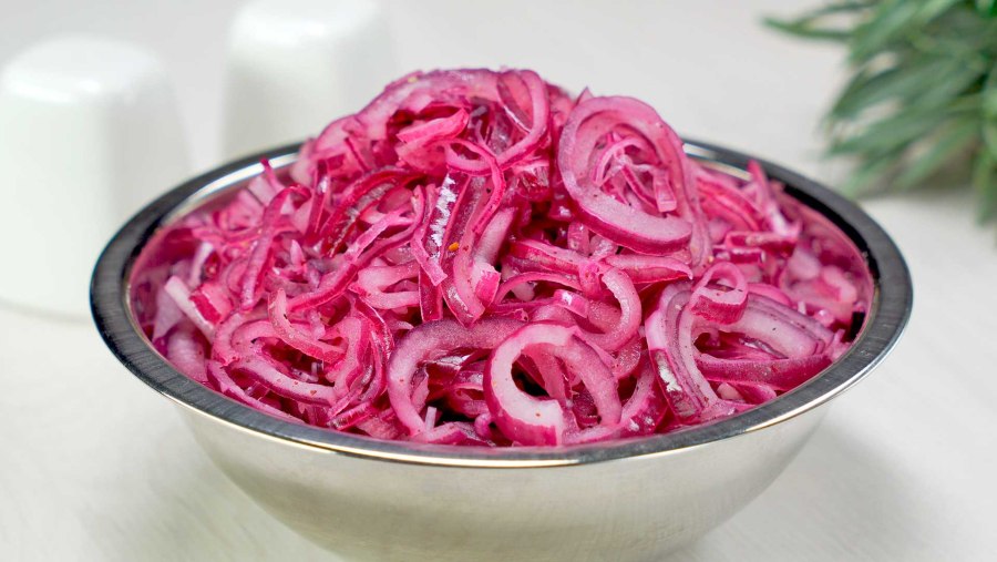 Маринованный лук маленький