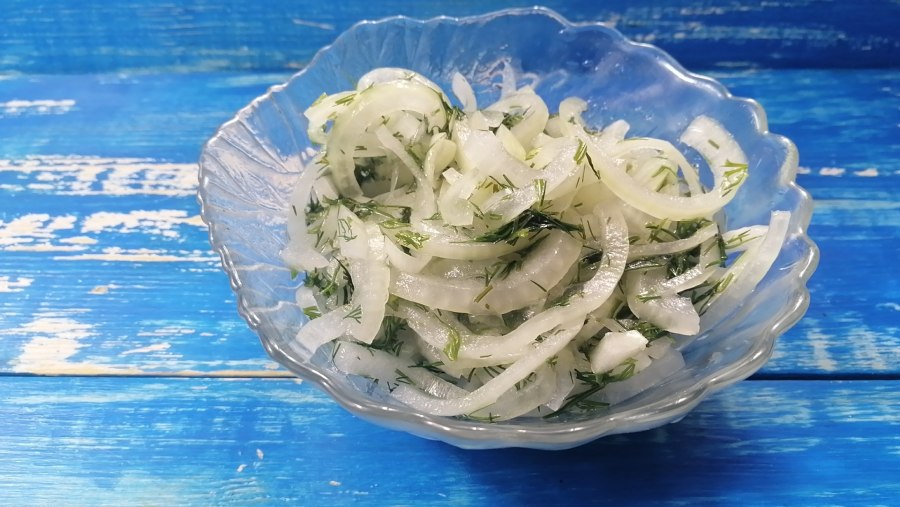 Маринованный лук в уксусе