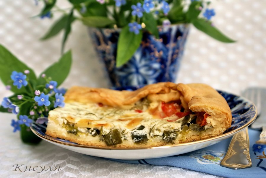 Пирог с сыром и зеленым луком