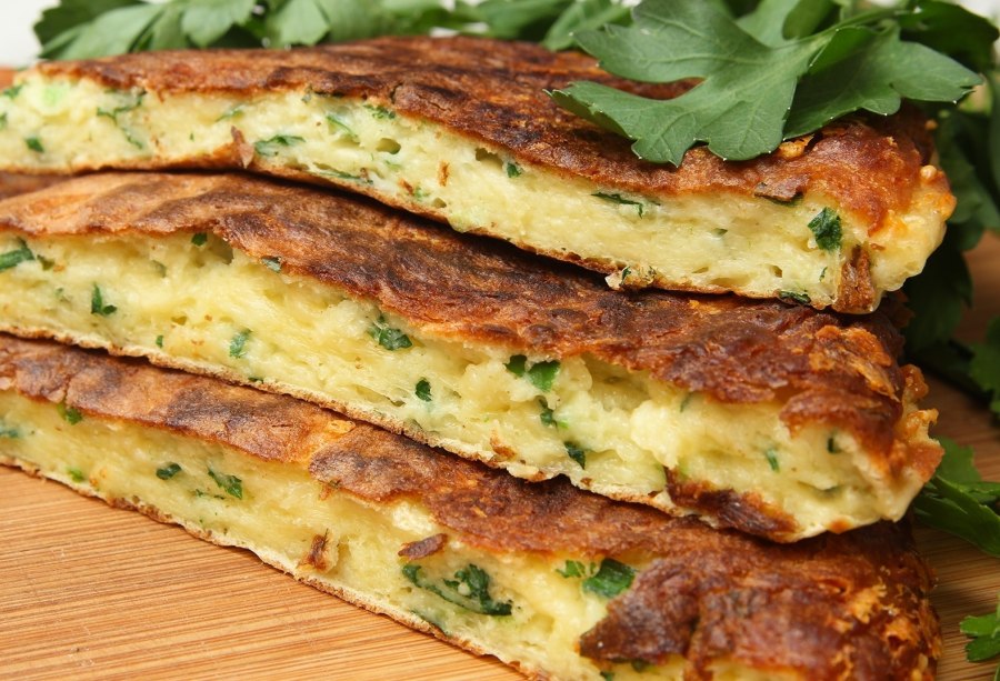 Пицца с творогом и сыром и зеленью