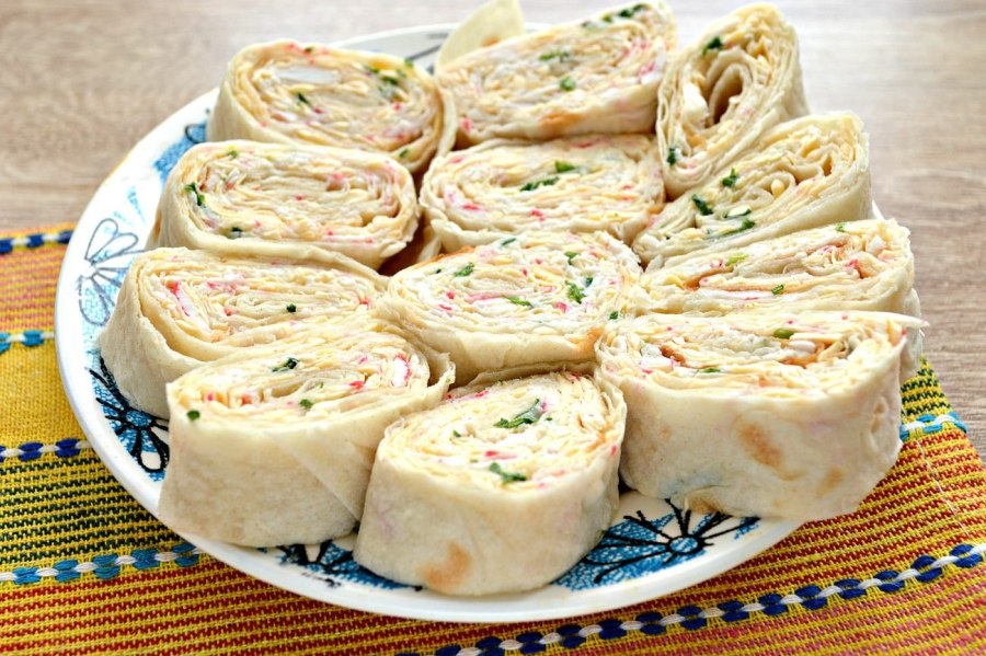 Рулет из лаваша с красной рыбой и сыром