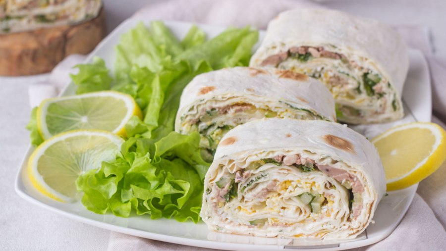 Рулетики из лаваша «Цезарь» с курицей.