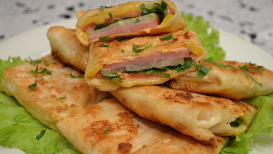 Рулет из лаваша с корейской морковкой