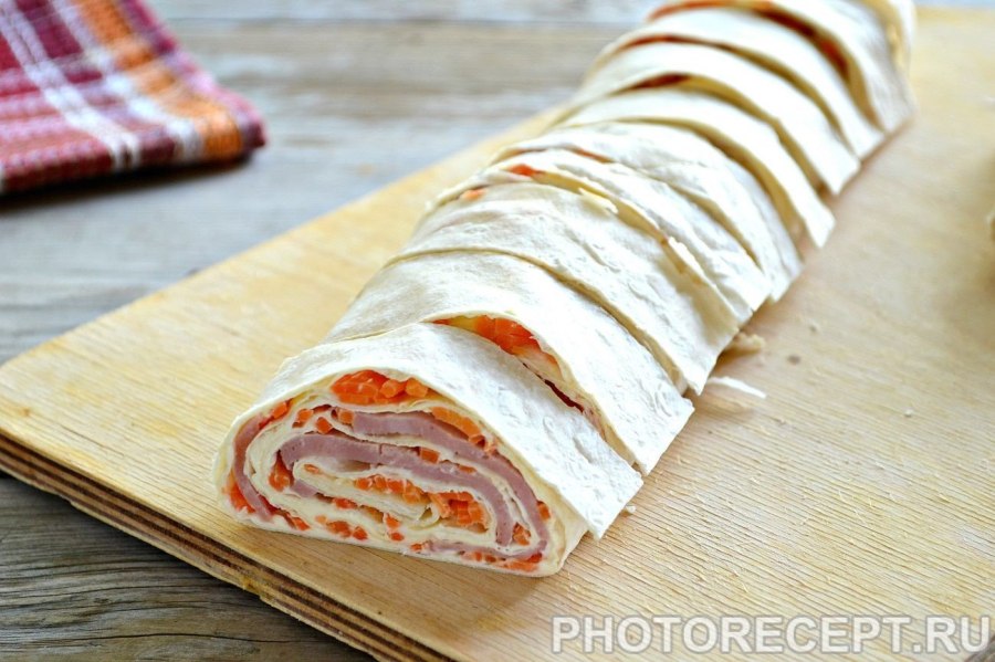 Рулет с крабовыми палочками