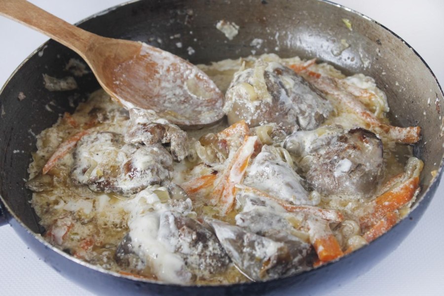 Скумбрия тушеная с овощами со сметаной