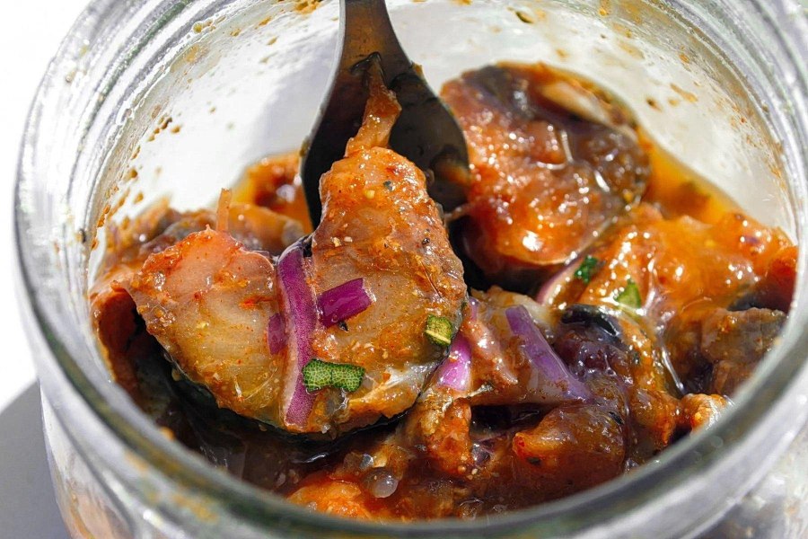 Хек в томатном соусе с морковью и луком