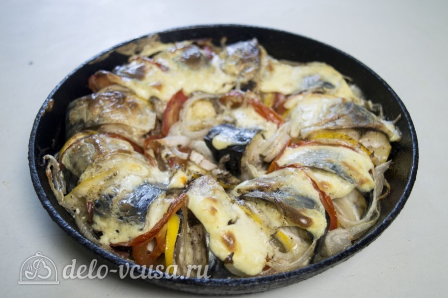 Скумбрия в духовке с овощами и сметаной