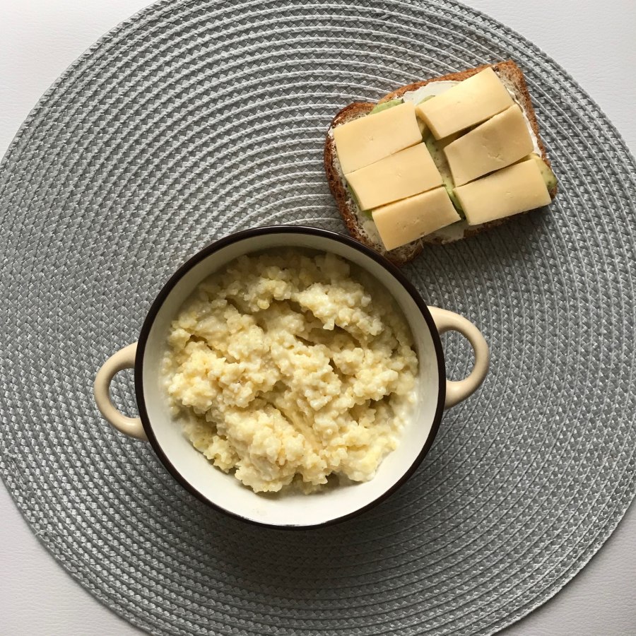 Каша овсяная и тост с сыром