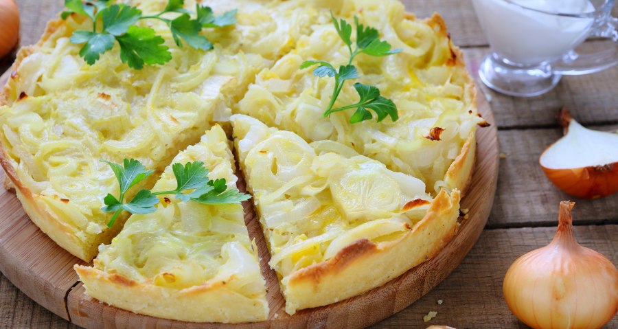 Луковый пирог с сыром