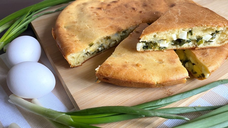 Пирог с зеленым луком и яйцом